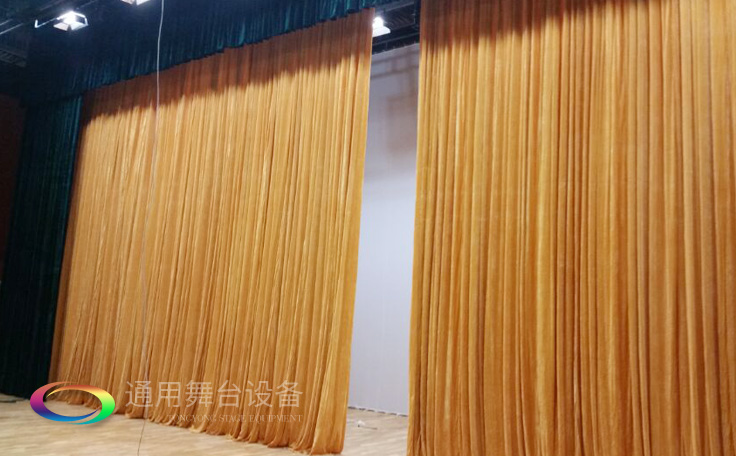 舞臺大幕舞臺阻燃幕布m.visaidc.com、二、三道幕等分割表演區(qū)域，移換場景不間斷