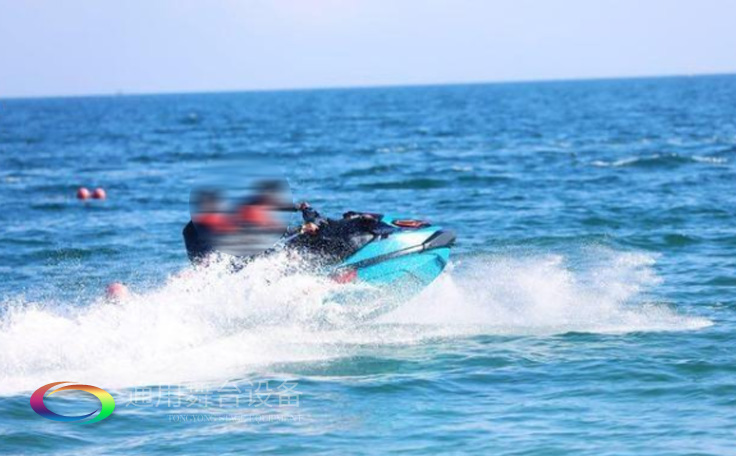 金沙灣藍(lán)騎士水上運(yùn)動中心舞臺項(xiàng)目通用舞臺提供舞臺設(shè)計、舞臺幕布、燈光、機(jī)械以及控制系統(tǒng)等施工內(nèi)容，項(xiàng)目現(xiàn)已圓滿完工。