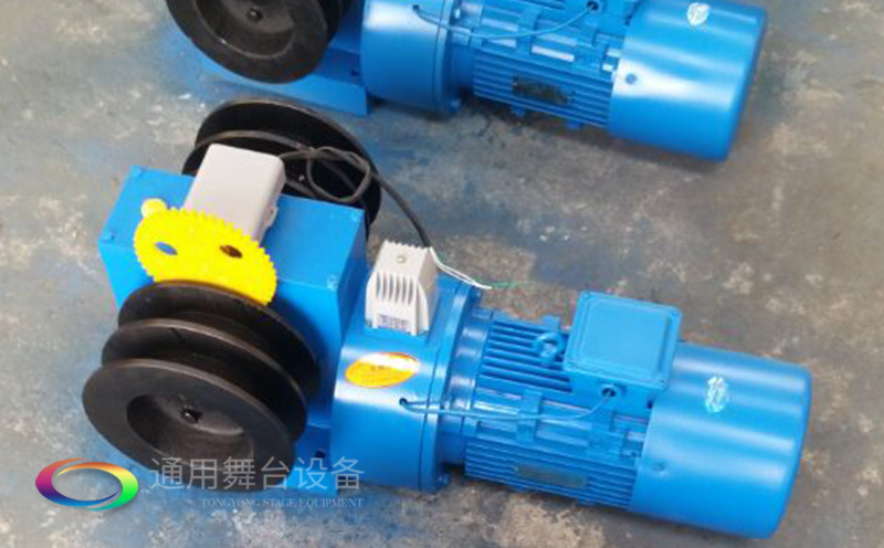 通用舞臺吊桿高標準承接廣州市培英中學報告廳項目，大屏幕顯示系統(tǒng)、音頻擴聲系統(tǒng)、燈光系統(tǒng)、舞臺吊桿及機械等多系統(tǒng)相互協(xié)作