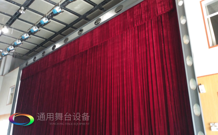 校園品質提升工程！某工程學院舞臺對開阻燃幕布項目完工