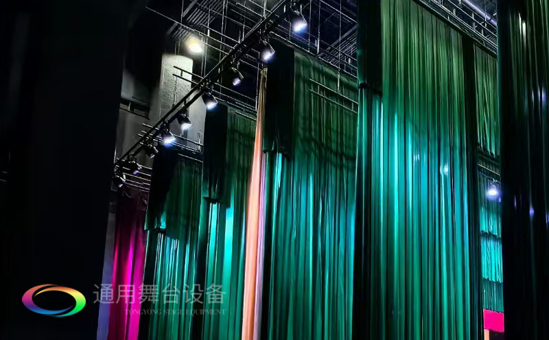 打造區域性融媒體綜合服務的新標桿！曲靖融媒體中心全新舞臺幕布系統投入使用