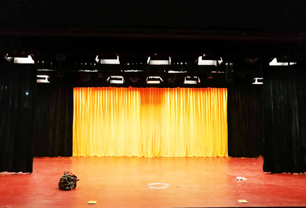 舞臺二、三道幕布